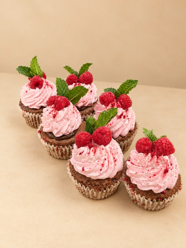 Malinový cupcake s ovocem bez lepku a mléka 1 ks