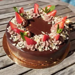 Čokoládový s jahodami bez lepku vel. S 17cm